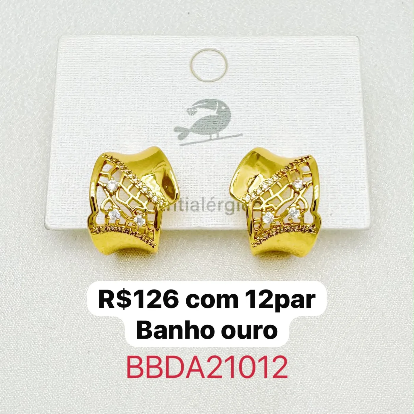 brincos dourados com pedras e detalhes vazados