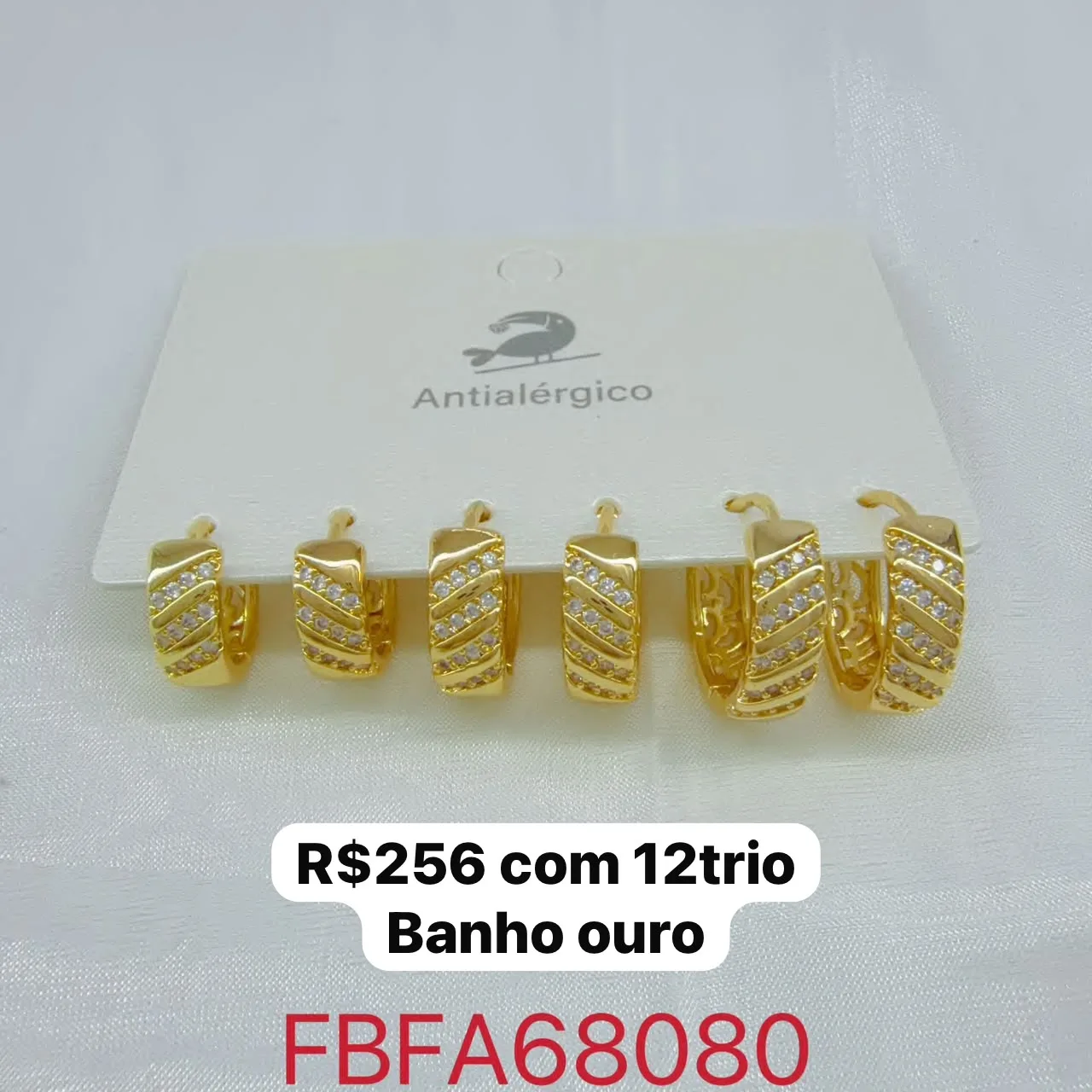 brincos pequenos com pedras e banho dourado