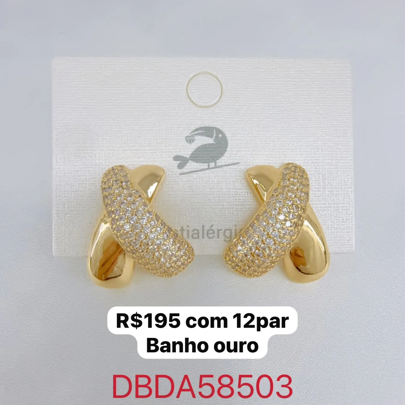 brincos dourados com pedras brilhantes