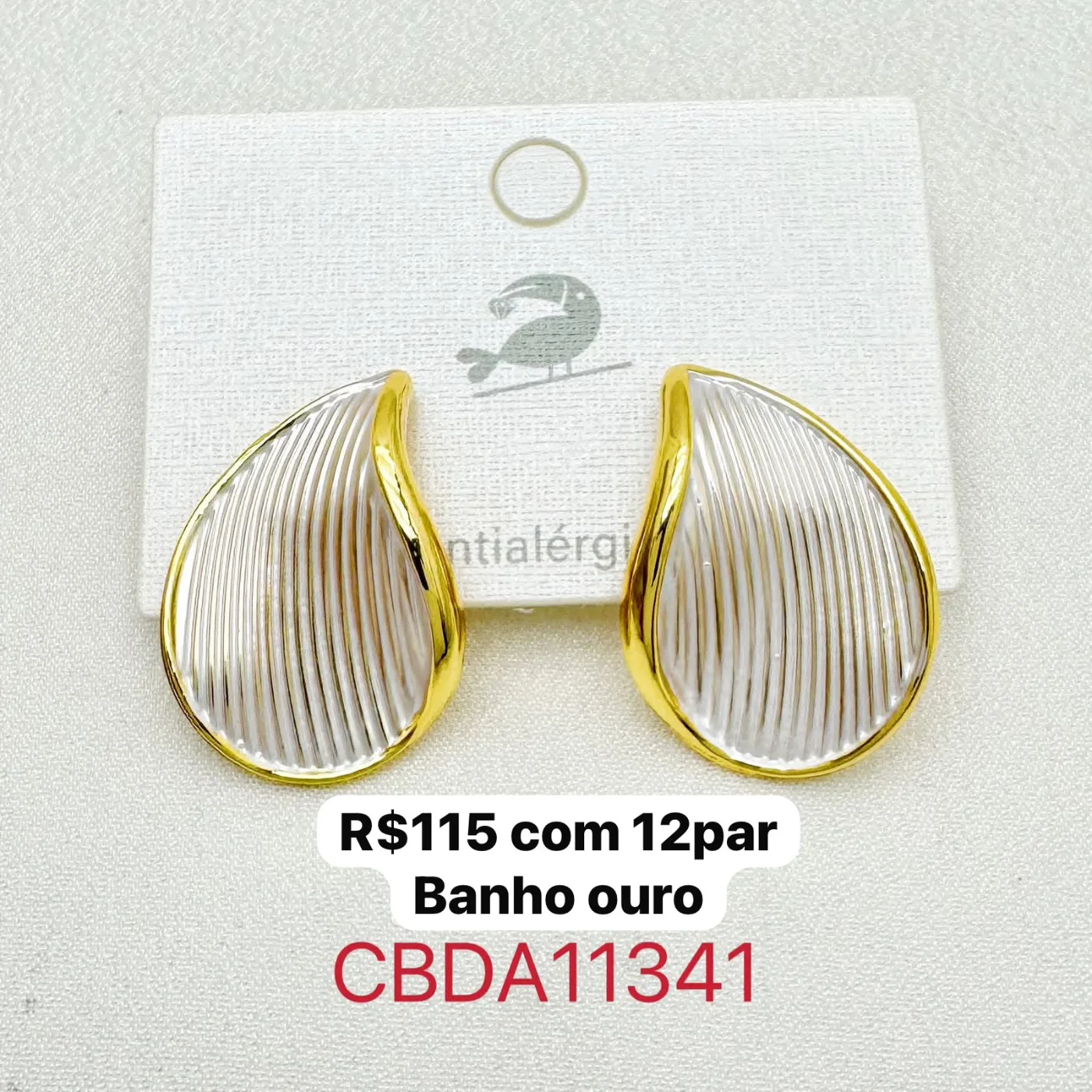 brincos gota com detalhes em relevo e contorno dourado