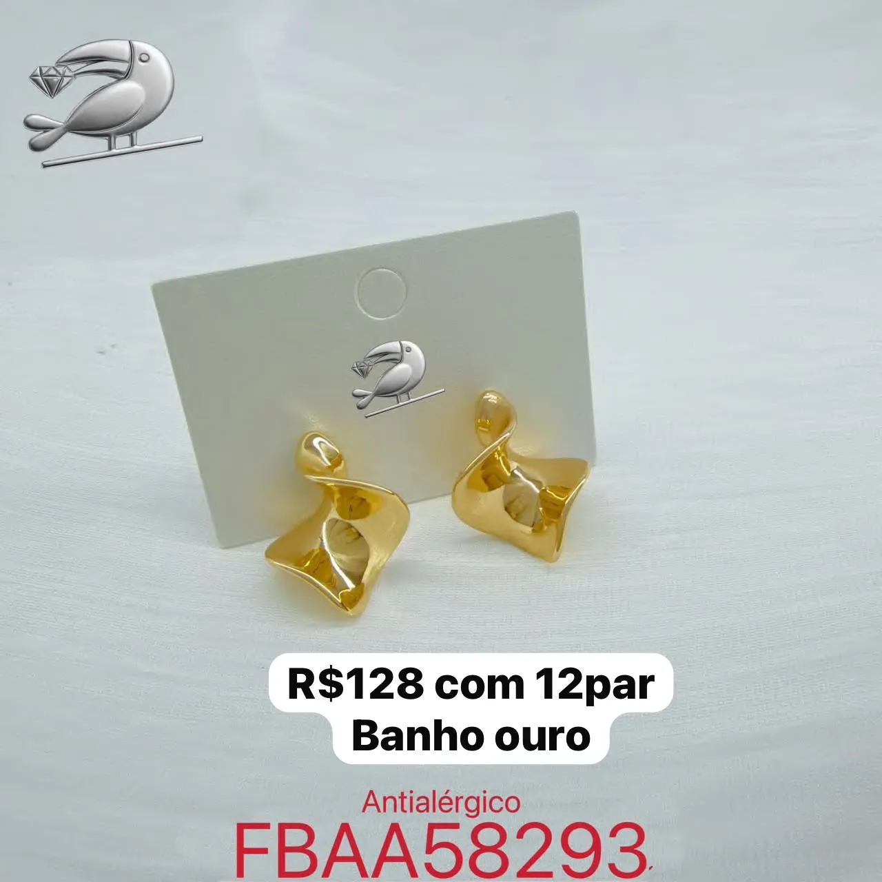 brincos dourados com design ondulado