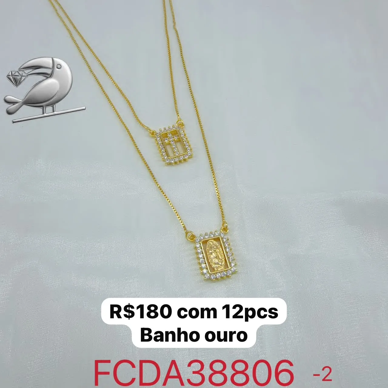 colar com pingente retangular com detalhes de cruz e imagem