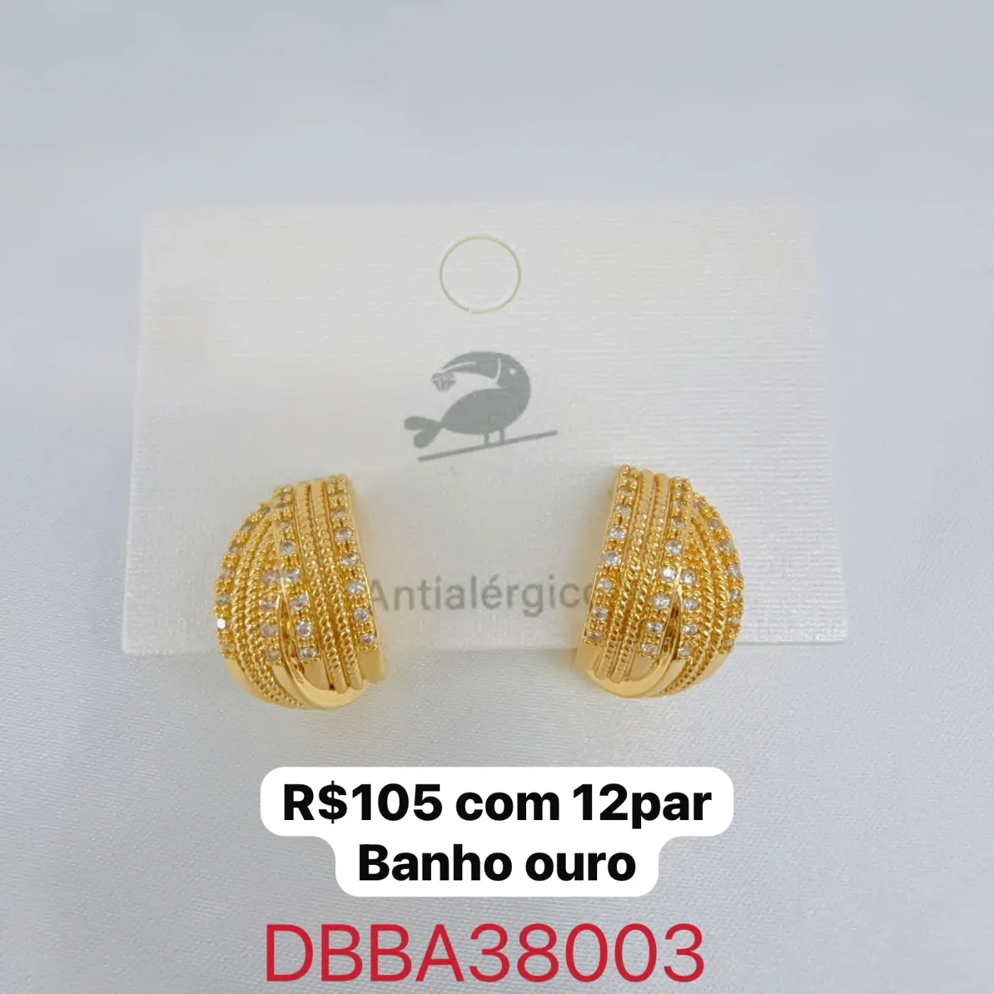 brincos dourados com pedras e detalhes texturizados