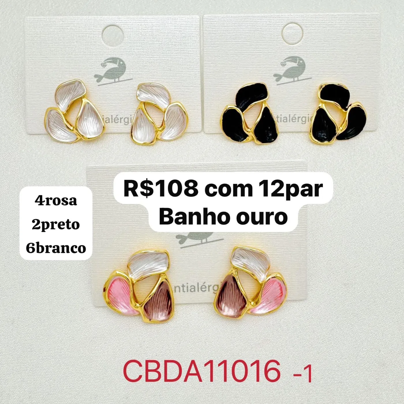 brinco com três pétalas esmaltadas