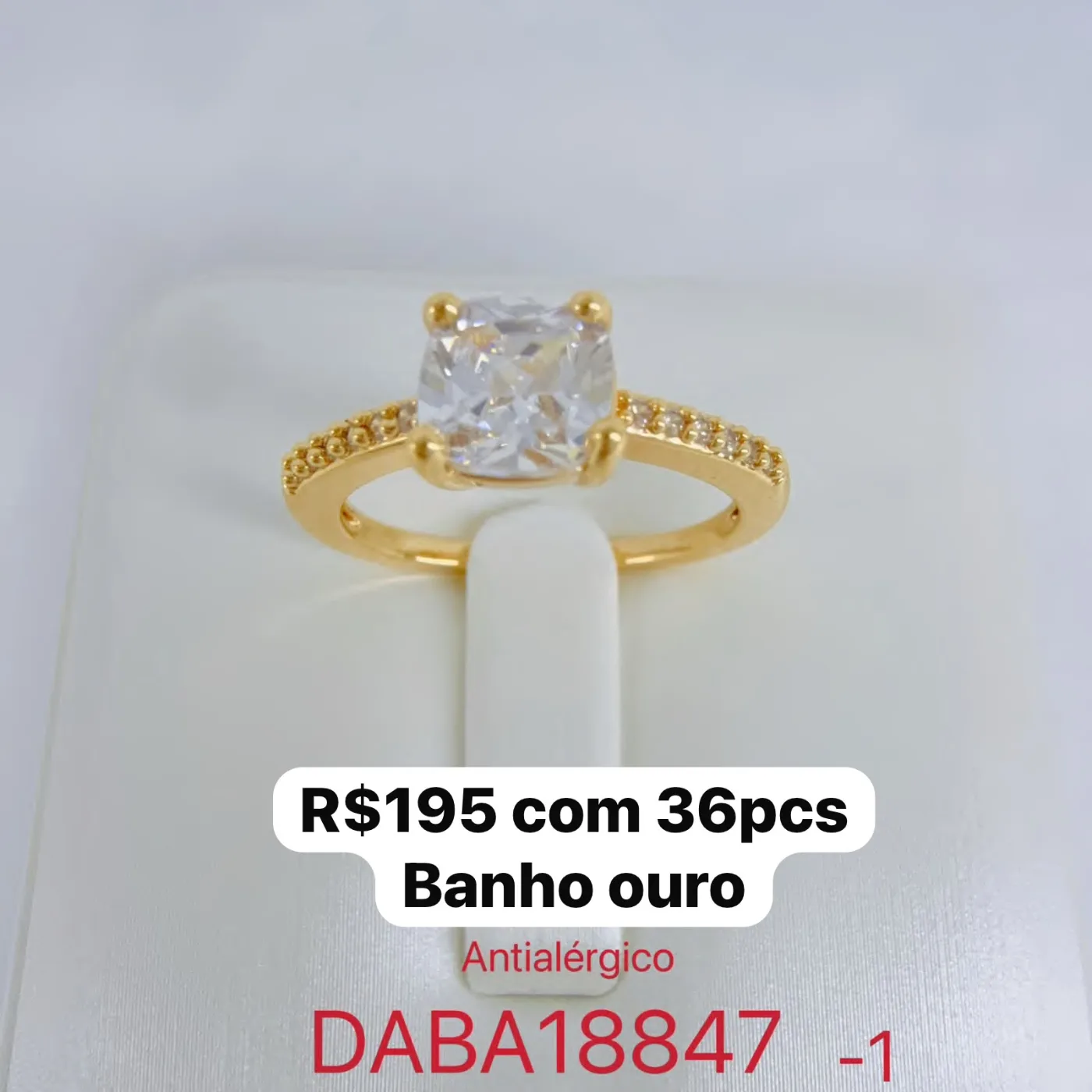 anel com pedra quadrada e detalhes laterais