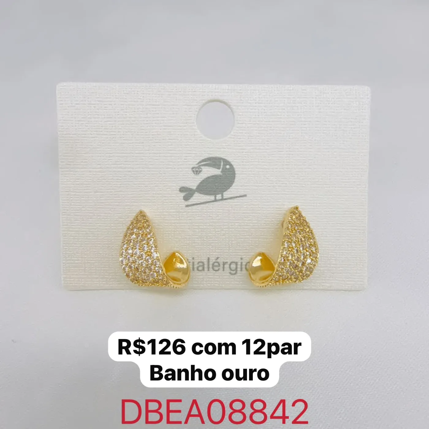 brinco dourado com pedras pequenas