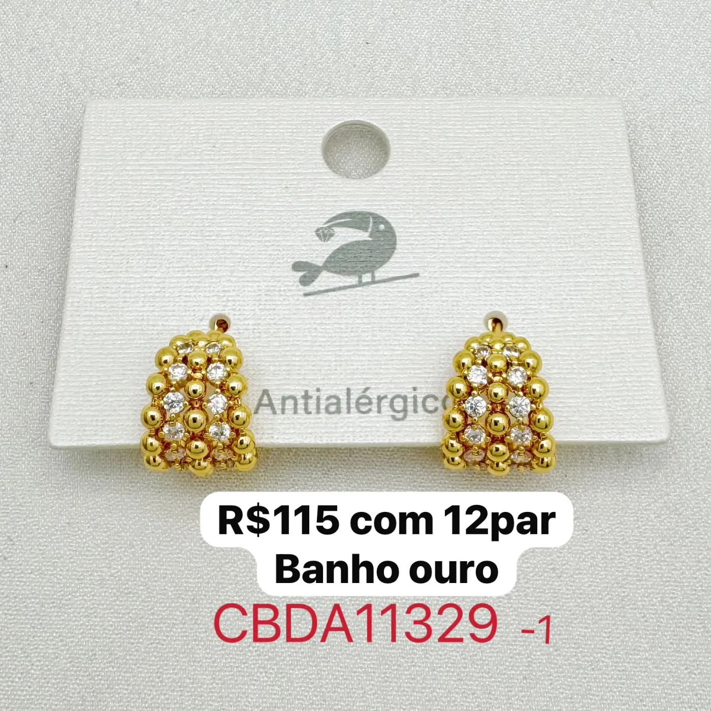 brinco pequeno com bolas e pedras brilhantes
