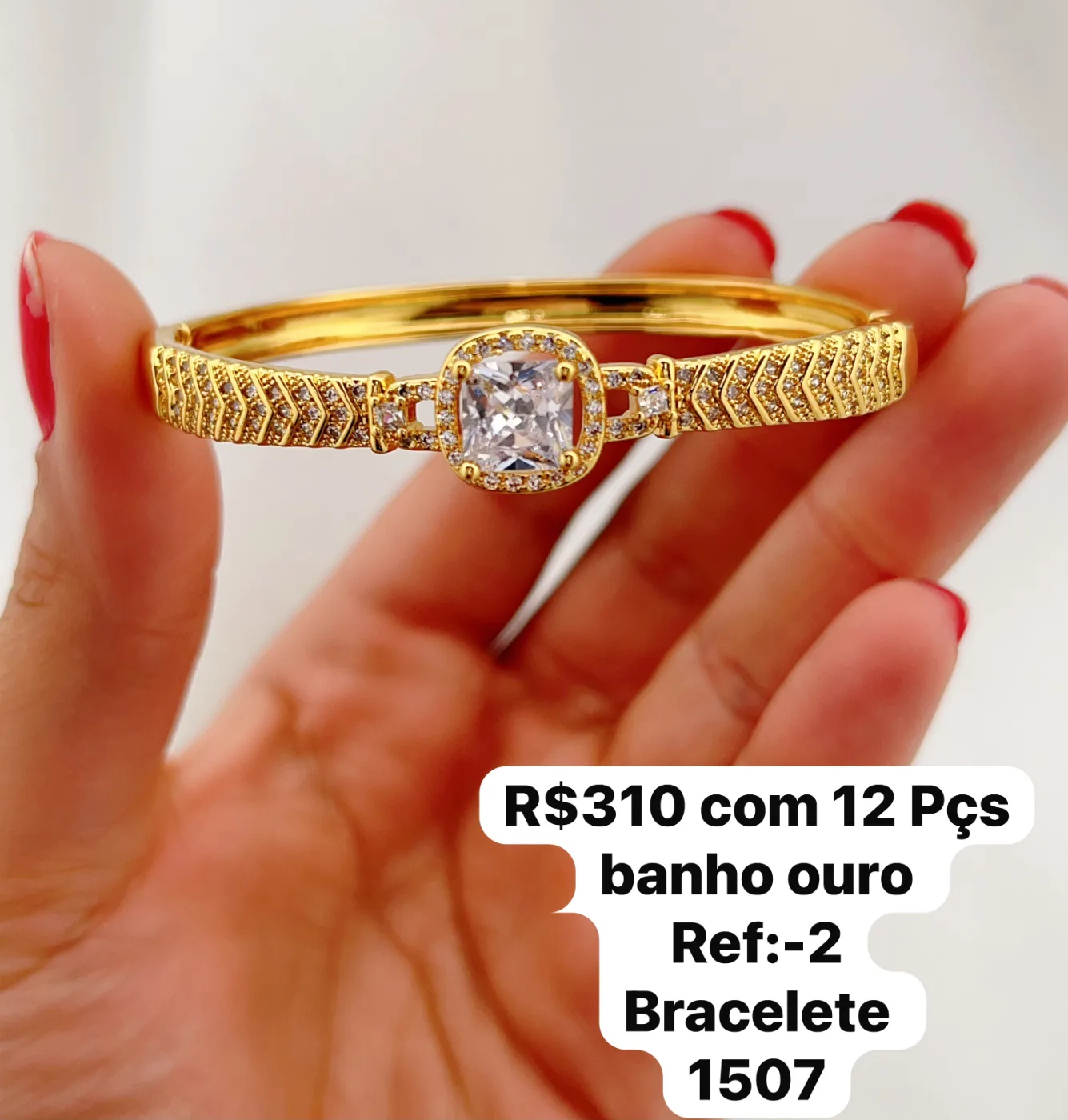 bracelete com pedra quadrada e detalhes em zircônia