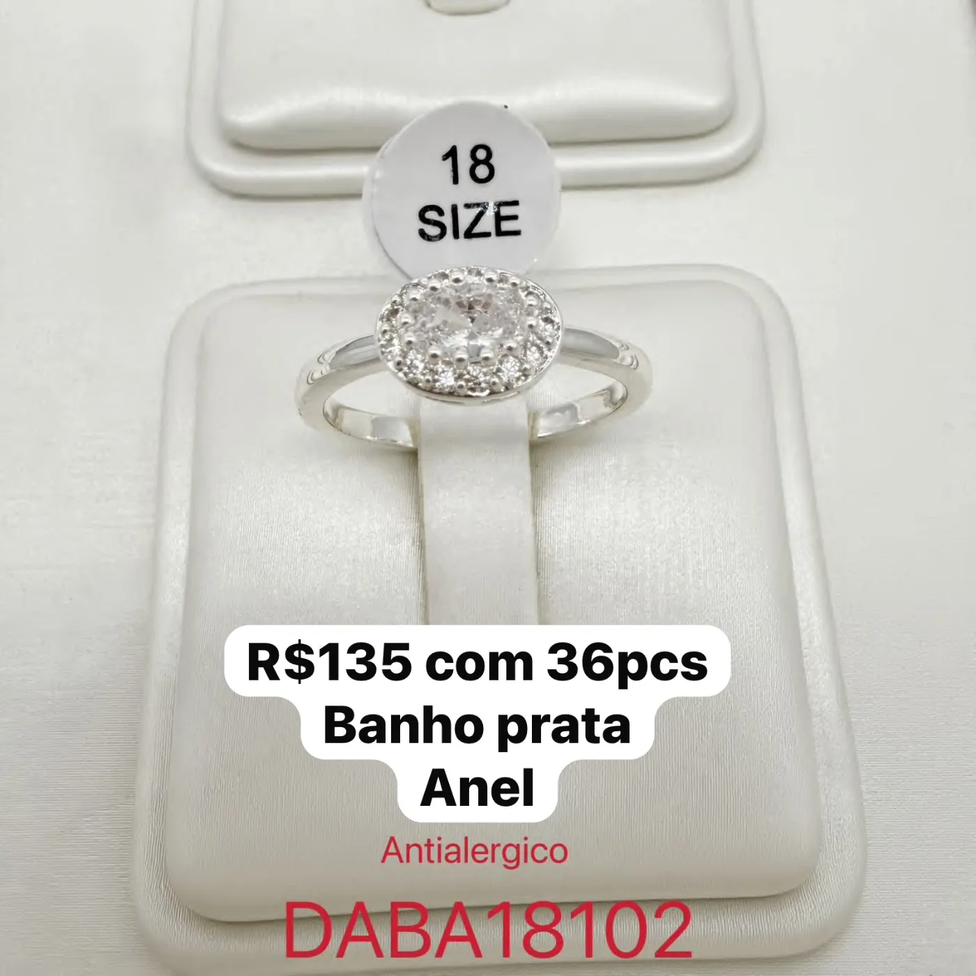 anel oval com pedras brilhantes