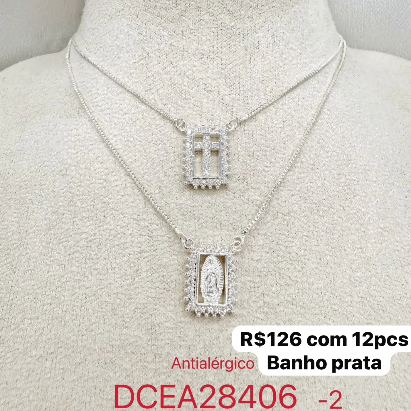 colar com pingente retangular com cruz e pedras