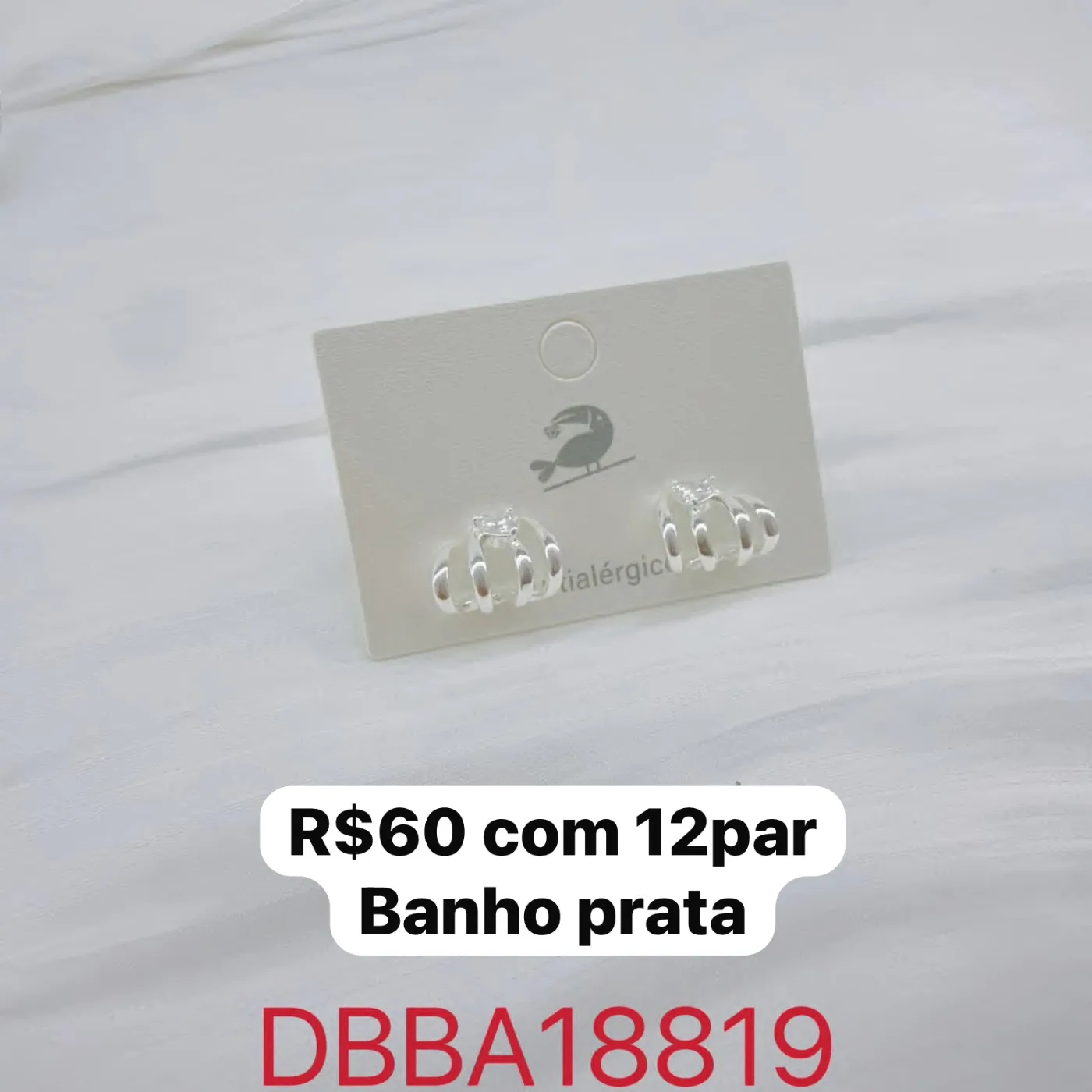 brincos pequenos com banho prata e detalhe em pedra