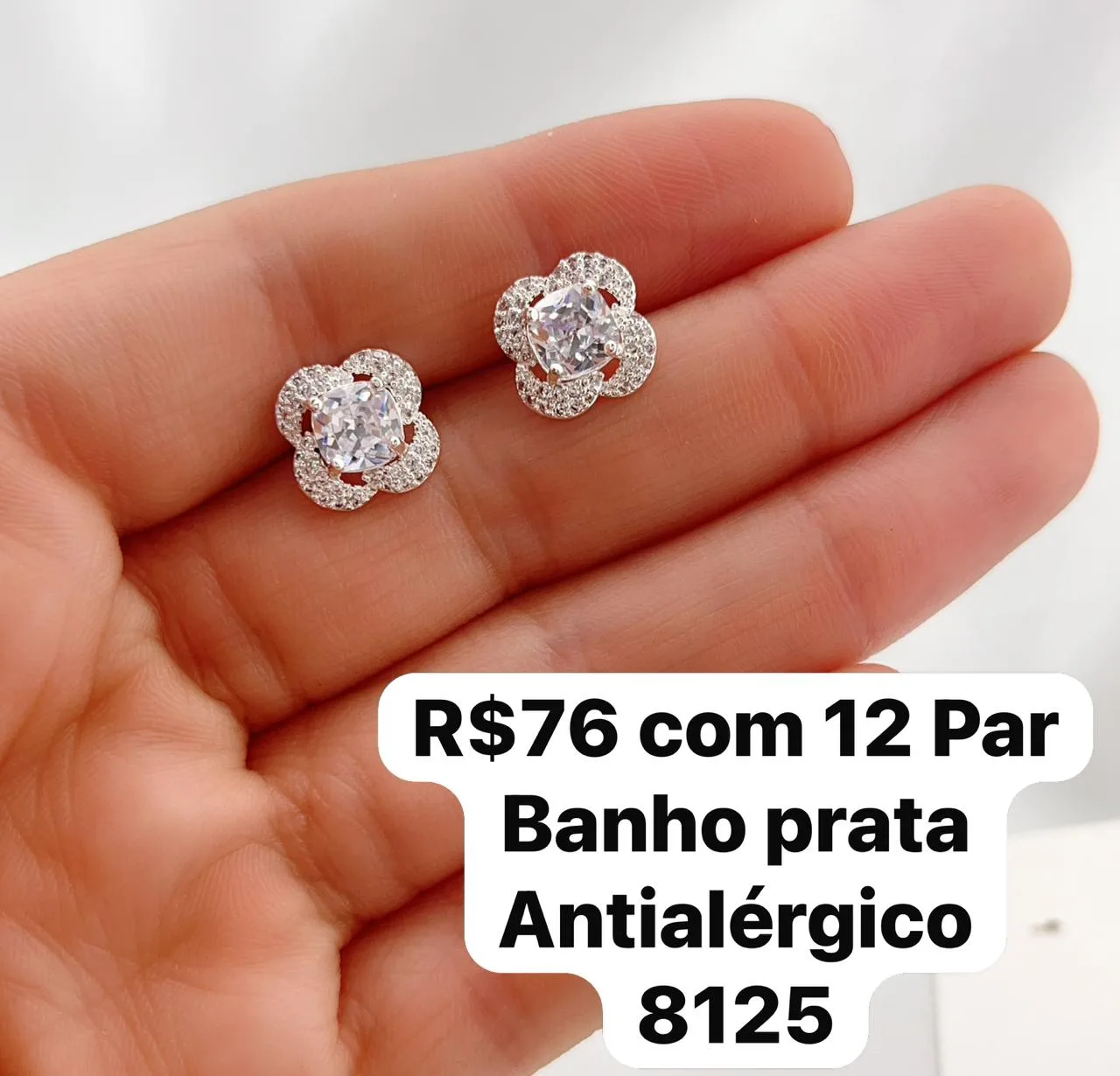 brincos flor com pedra central