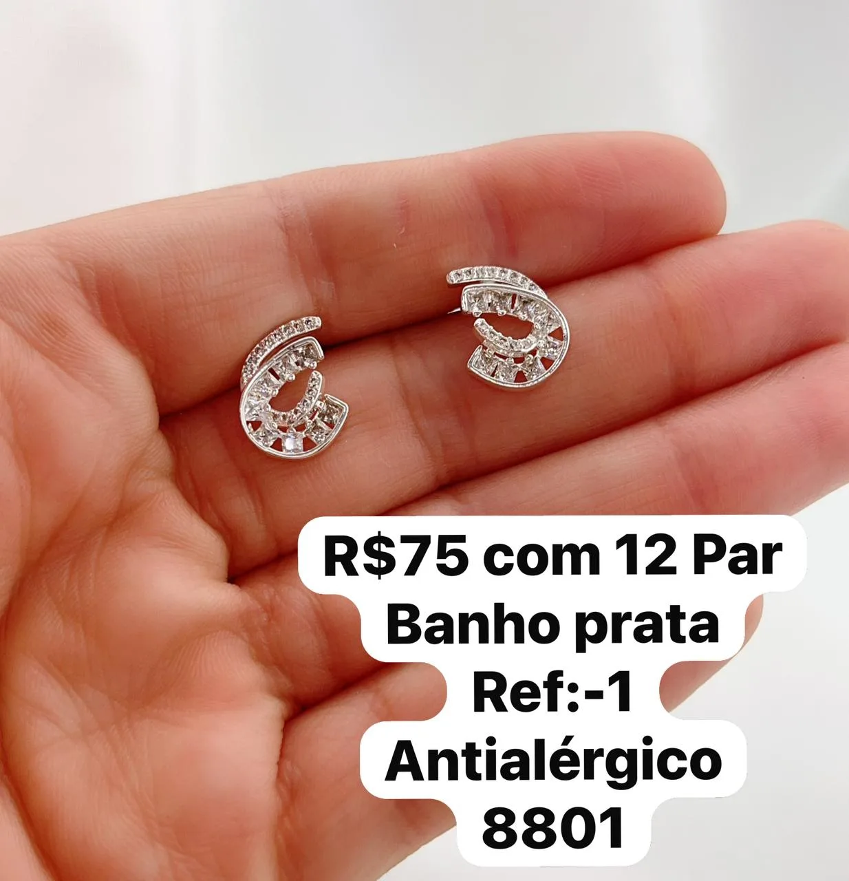 brincos pequenos com pedras brilhantes